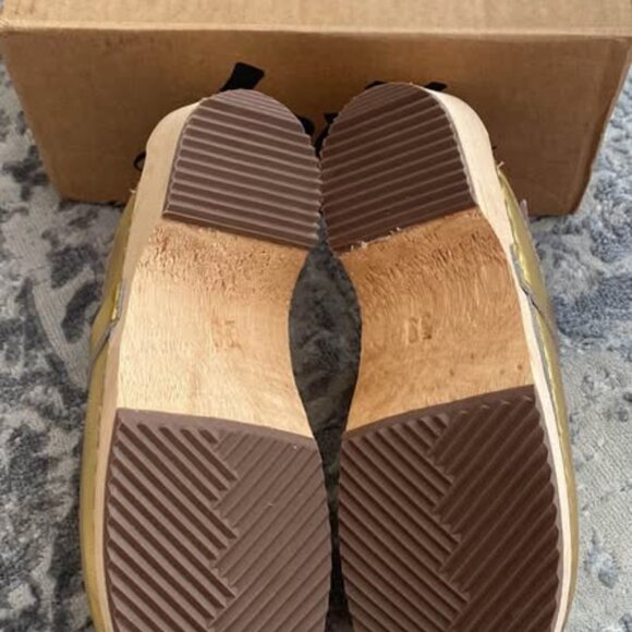 Gold Lotta Clogs, Size 8 - Picture 2 of 2